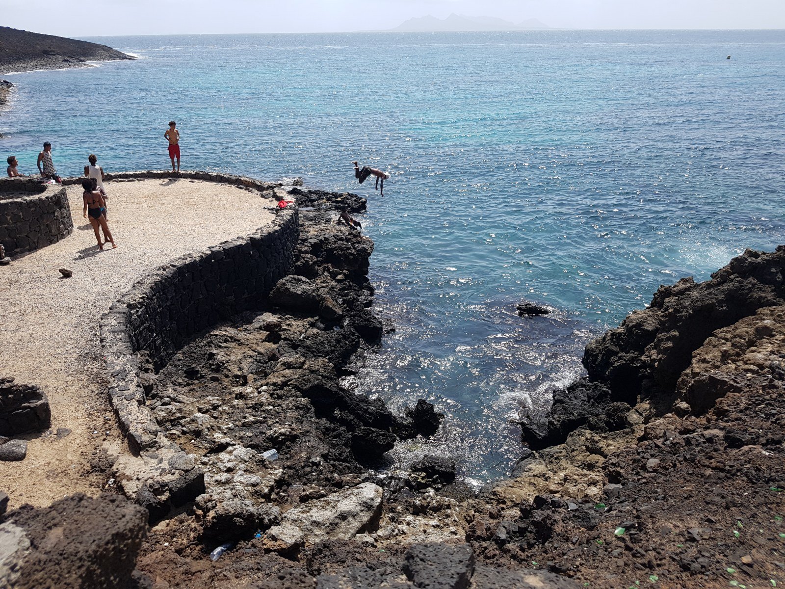 Ein Sprung ins erfrischende Nass auf der Insel Sao Vicente